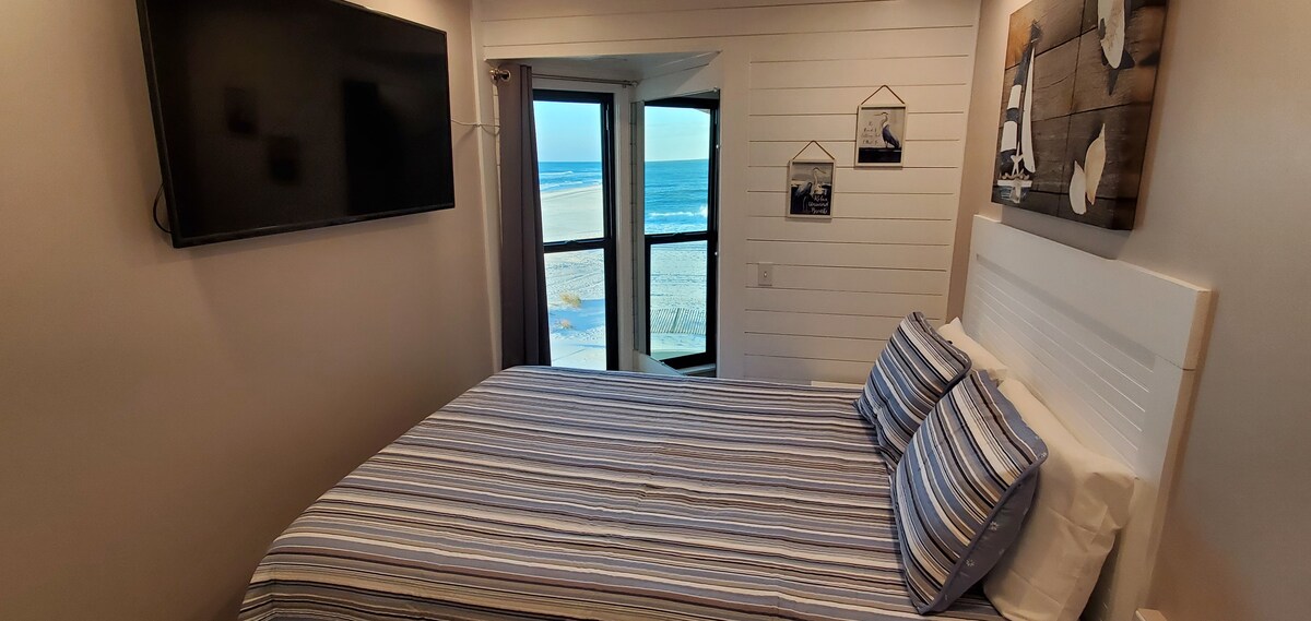 Druhá spálňa s manželskou posteľou Queen, krásnym výhľadom na pláž a 55-palcovou inteligentnou televíziou