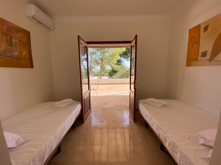 间卧室配备2张床