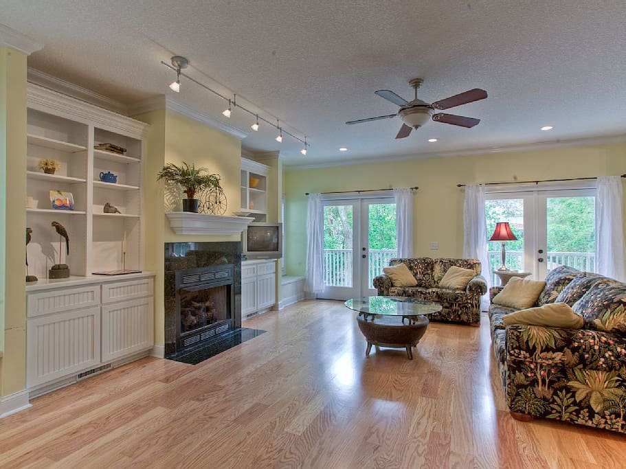 Couch,Furniture,Hearth,Floor,Flooring