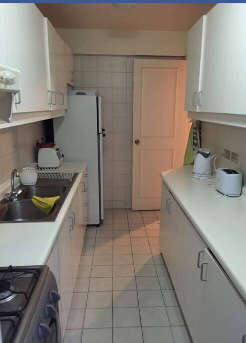 Cocina full equipada ( lavavajillas, microondas etc) + logia con lavadora y secadora de ropas