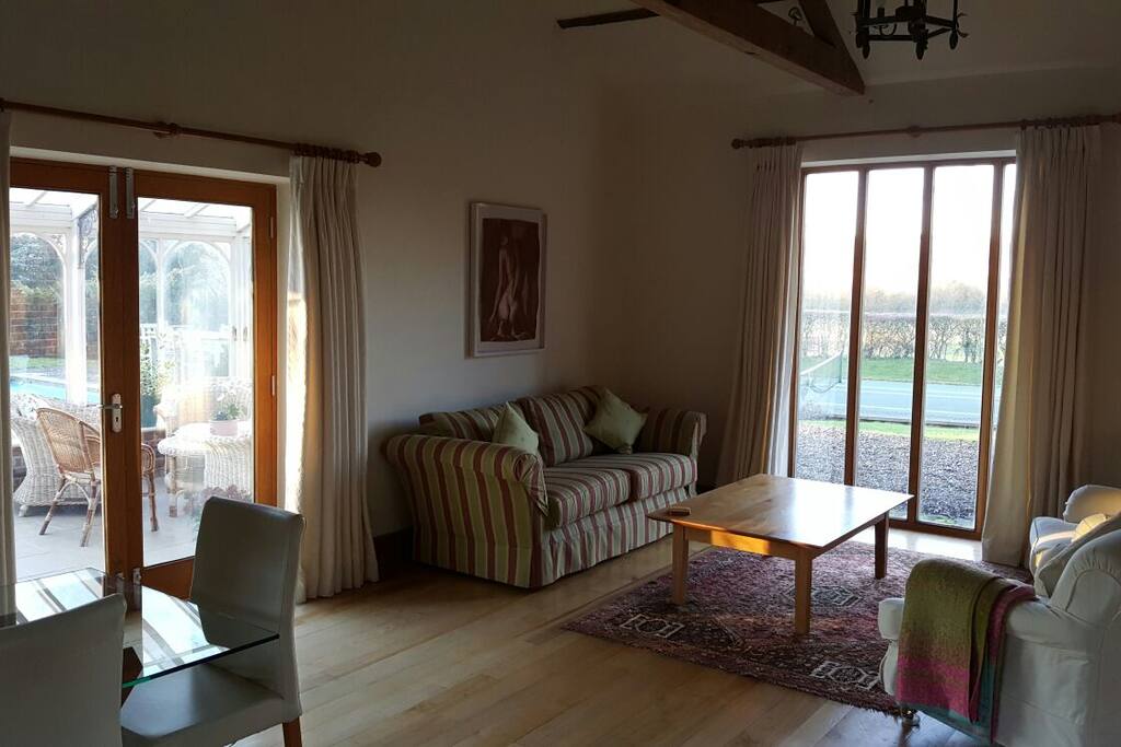 OPEN PLAN SEATING DINING AREA