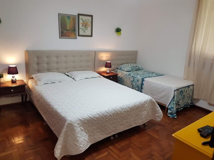 Starehe kabisa. Chumba kikubwa. Ina kitanda cha ukubwa wa kifalme na kitanda kimoja cha ghorofa