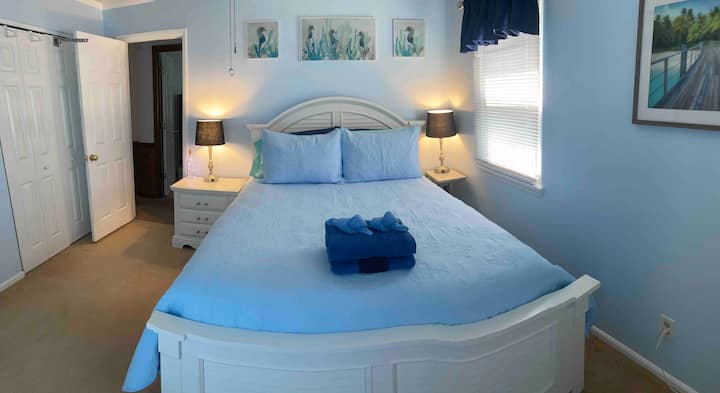 El dormitorio 1  tiene una cama tamaño queen con un colchón Stearns y Foster. Nicceee. 