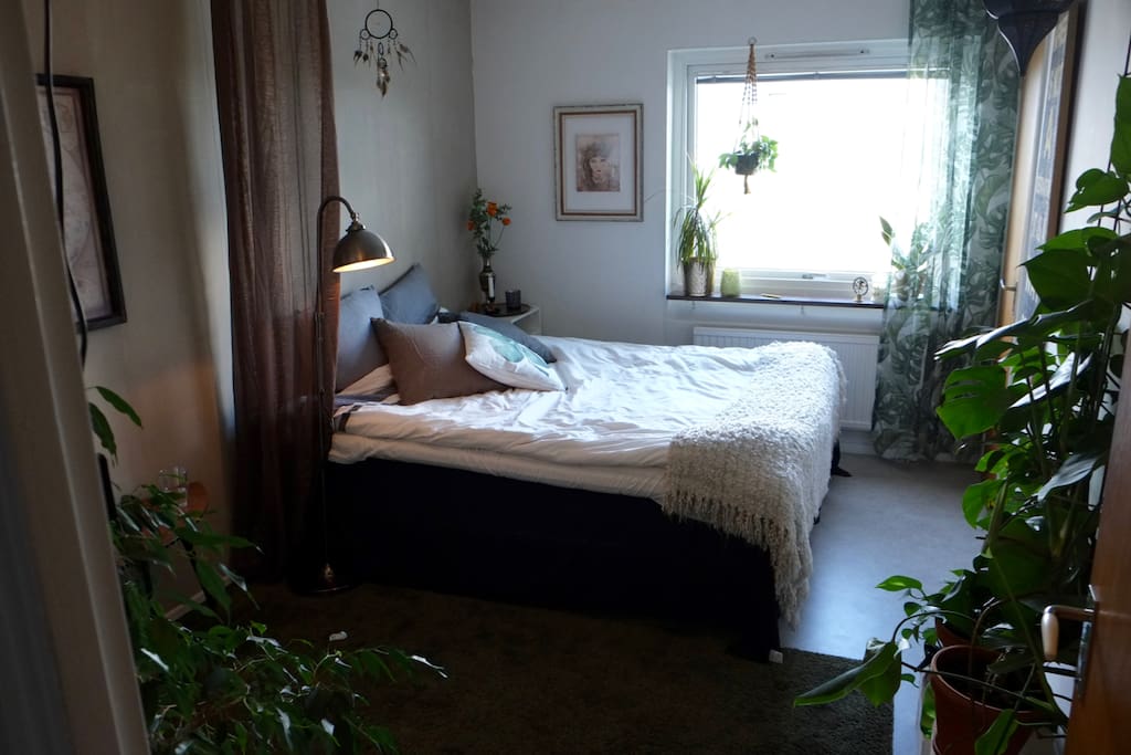 Bedroom 2 with queensize beed and cozy atmosphere.