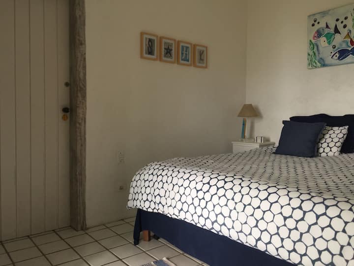 جناح أزرق مع مكيف هواء ، يتكون من سريرين مفردين وسرير مزدوج ، والتي يمكن استخدامها في ترتيبات مختلفة.