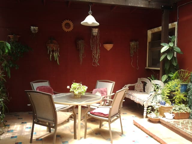 Quiet Retreat 3 minutes to Beach & Downtown