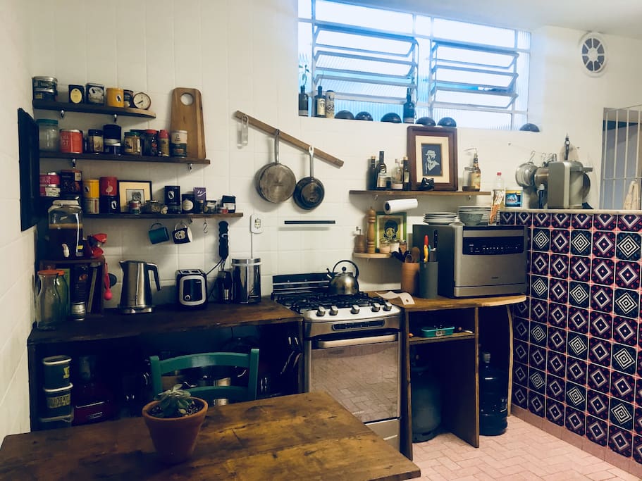 A cozinha está totalmente equipada e pode ser usada por quem gosta de cozinhar ou comer bem.
