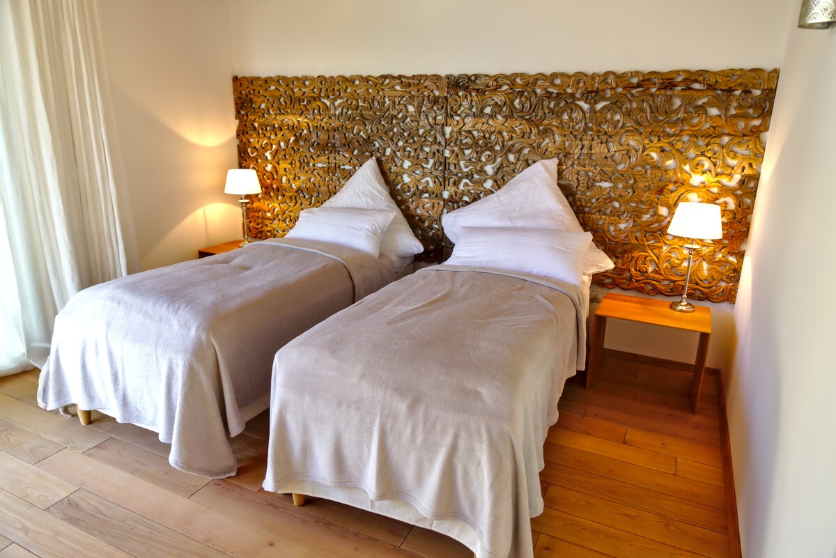 Zimmer 2 mit 2 separaten Betten, können zu einem Doppelbett zusammengestellt werden, Holzschnitzereien, Möbel handgefertigte Maßarbeit aus  Indien, 2 single beds, can be used as a double bed, custom made furniture,  wood carvings handmade from India