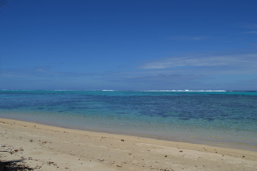 Belle plage de sable blanc et lagon