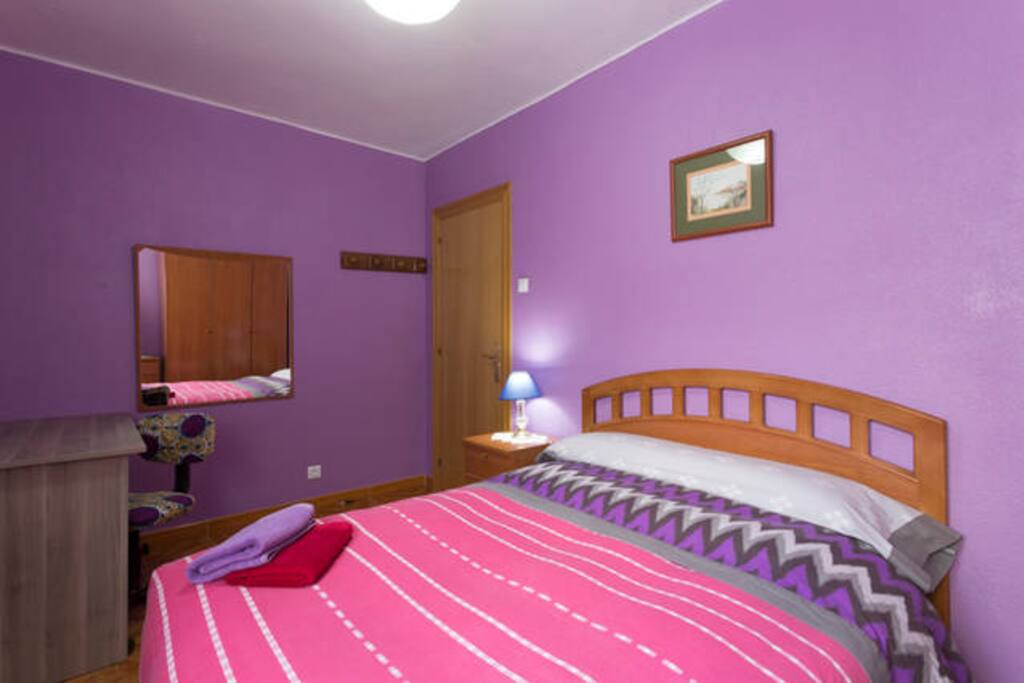 Dormitorio: Cama 1,35 m ancho x 1,80 m largo. Bedroom. Bed 1,35m x 1,80m