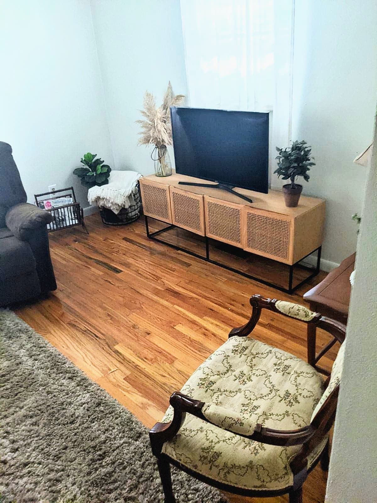 סלון עם טלוויזיה חכמה