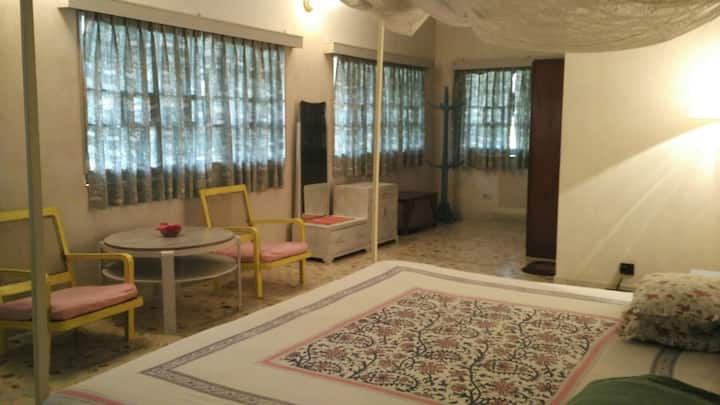 واحدة من العديد من غرف الأجداد في البنغل. يتم النظر إلى النظافة والراحة بتفاصيل رائعة. تحتوي الغرف على أسرّة بمقاس كبير ، بمساحة 600 قدم مربع من المساحة الداخلية إلى جانب حمام داخلي.