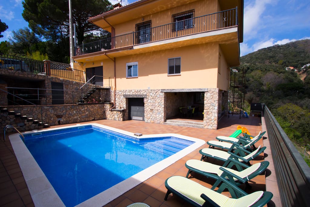 Swimming pool and sunbeds