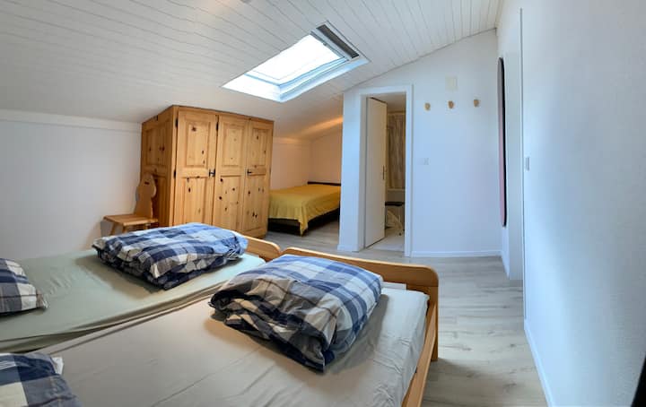 Chambre avec 3 lits + salle de bain (baignoire + WC)