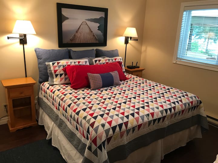 Მთავარი საძინებელი, საწოლი 193 × 203 სმ.