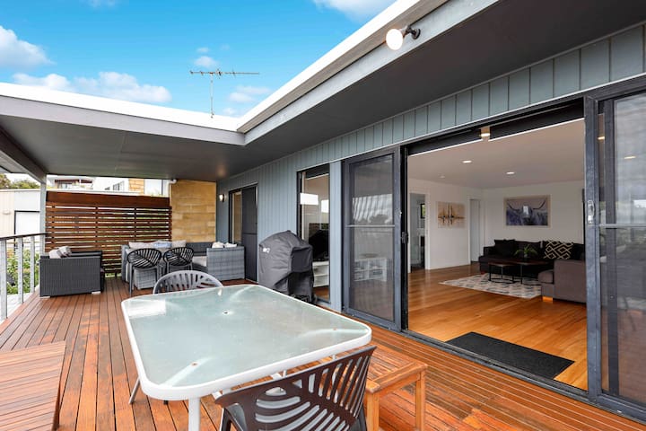 Ocean Escape- 5 Bedroom, 3 bath- Sleeps 11, beach