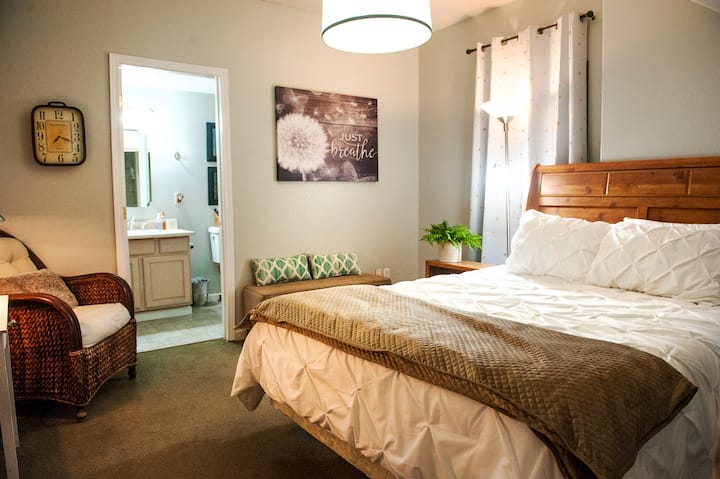 غرفة نوم في الطابق السفلي/حمام كامل مع دش استحمام