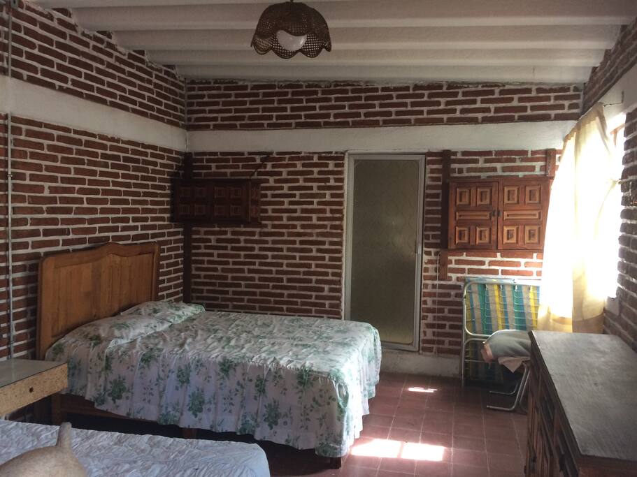 Actualmente la habitación está compuesta de dos camas matrimoniales pero se puede sustituir 1 cama por un escritorio o mesa con 2 sillas
