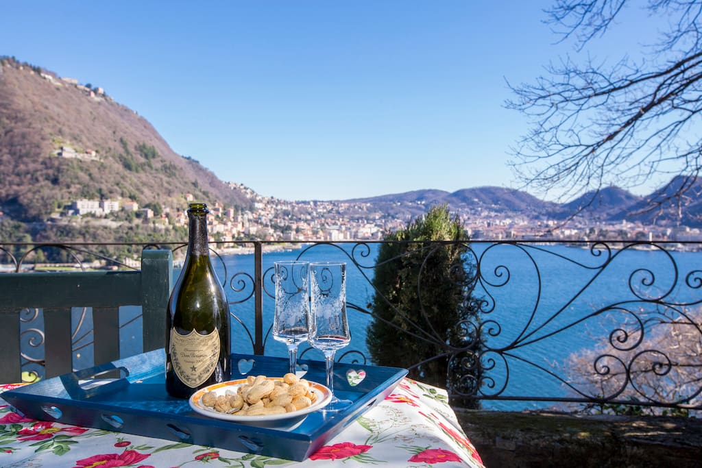 Romantic moments with the enchanting view of the Lake Como