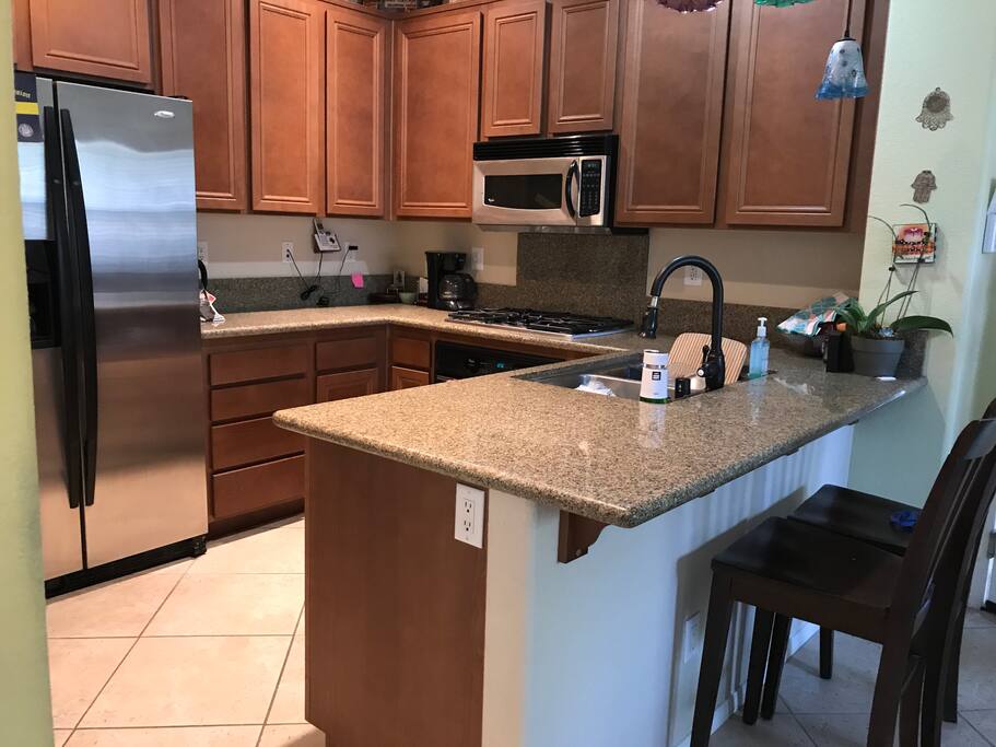 Kitchen w/tea/coffe...