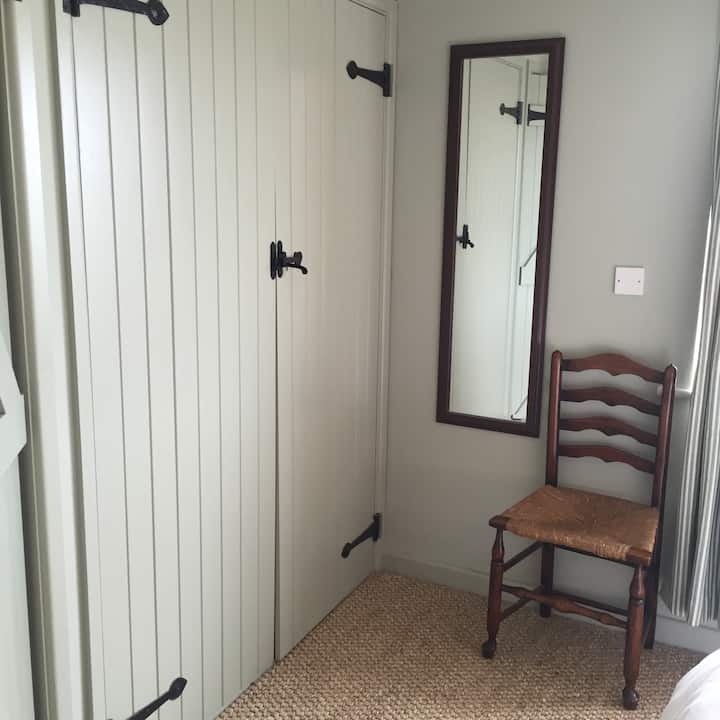 Dhoma kryesore e gjumit - Kati i sipërm - gardërobë e madhe 