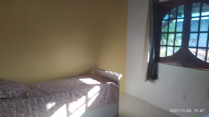 Საძინებელი 3, ორადგილიანი საწოლით + დამატებითი ლეიბი. Მას აქვს ფანჯარა და ვენტილატორი. Აუზის ხედი.