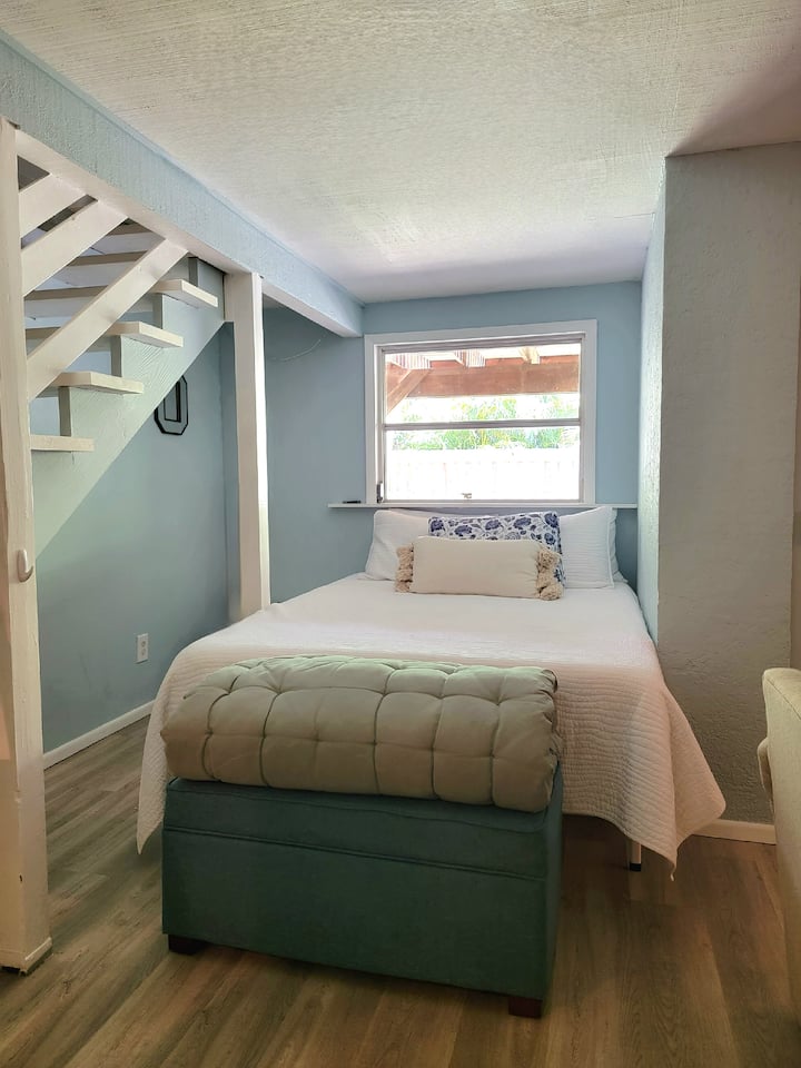 Sehemu hii ya kulala inashirikiwa na sebule ya ghorofa ya chini. Kuna sehemu ya kufanyia kazi na pia televisheni. Unaweza kuingia na kutoka kupitia mlango wa kuteleza wa ua wa nyumba wa chini au banda la ufukweni/eneo la kufulia pamoja na ngazi zinazoelekea eneo la ghorofani. 