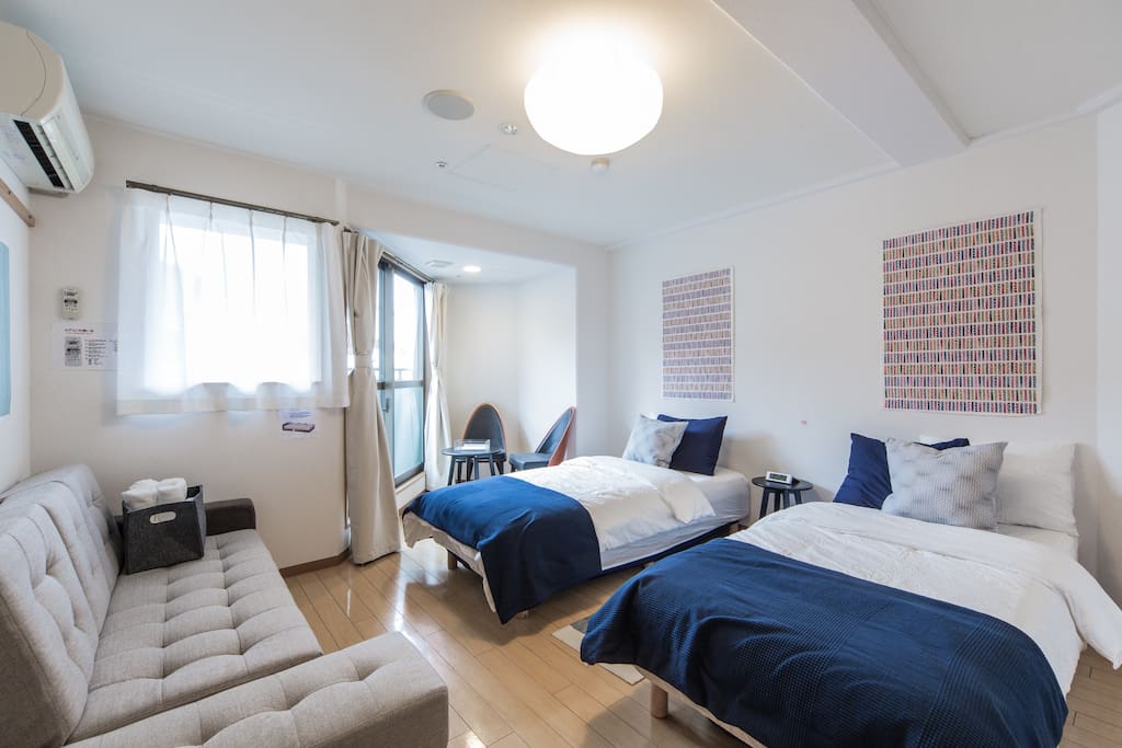 2 beds + a sofa bed.
快適なシングルベッド2台にソファベッド1台で最大3人まで御利用いただけます。