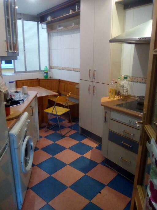 cocina con horno, lavavajillas y lavadora