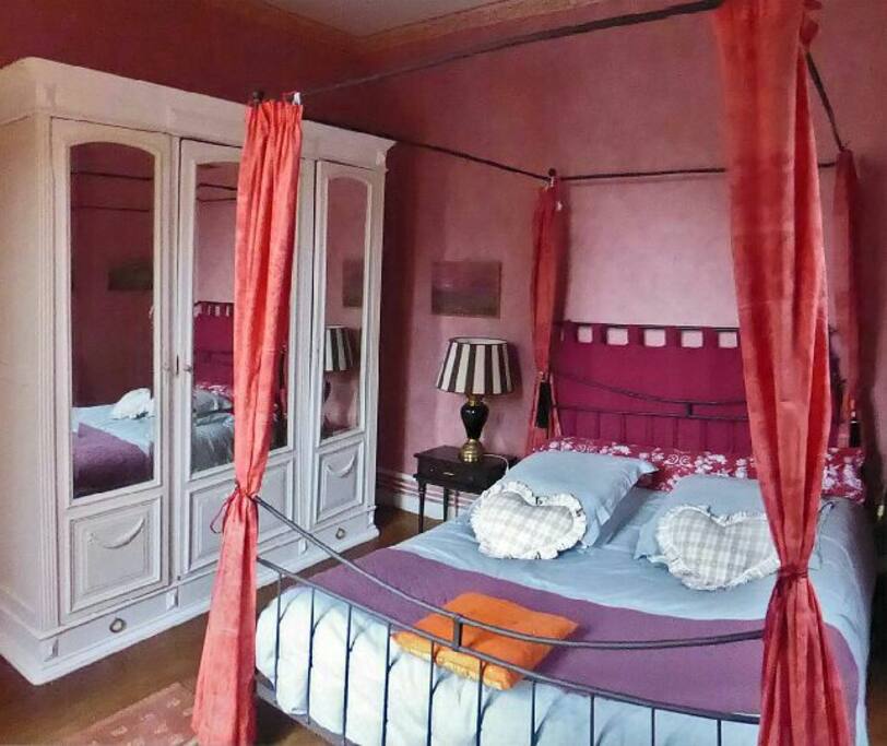 Grand lit 160 , grande penderie et commode .Sur jardin plein Sud , deux fenêtres