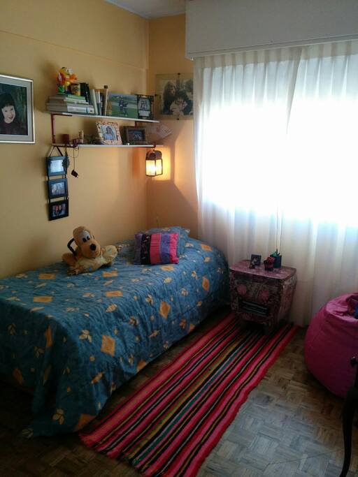Dormitorio con cama de una plaza. Gran vista.