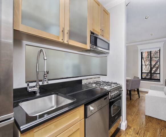Cozy two bedroom apt close to Soho and NYU. gallery image 3