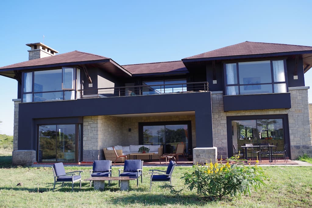 For bedroom Luxury house in the bush with outside sitting and eating areas.