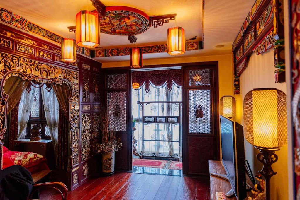 The third floor is a super suite, which occupies the entire floor, is a pure classical Chinese flavor, which is the master bedroom.
第三层是一个超级套房,它占据了整个楼层,是一个纯粹的古典中国风