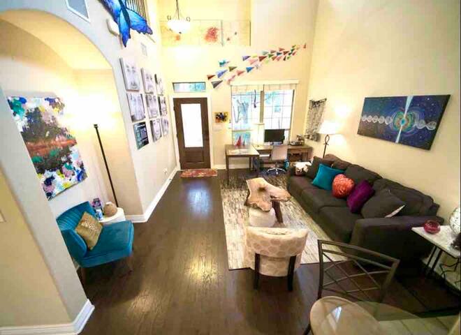 Artsy Haven in South Austin gallery image 4