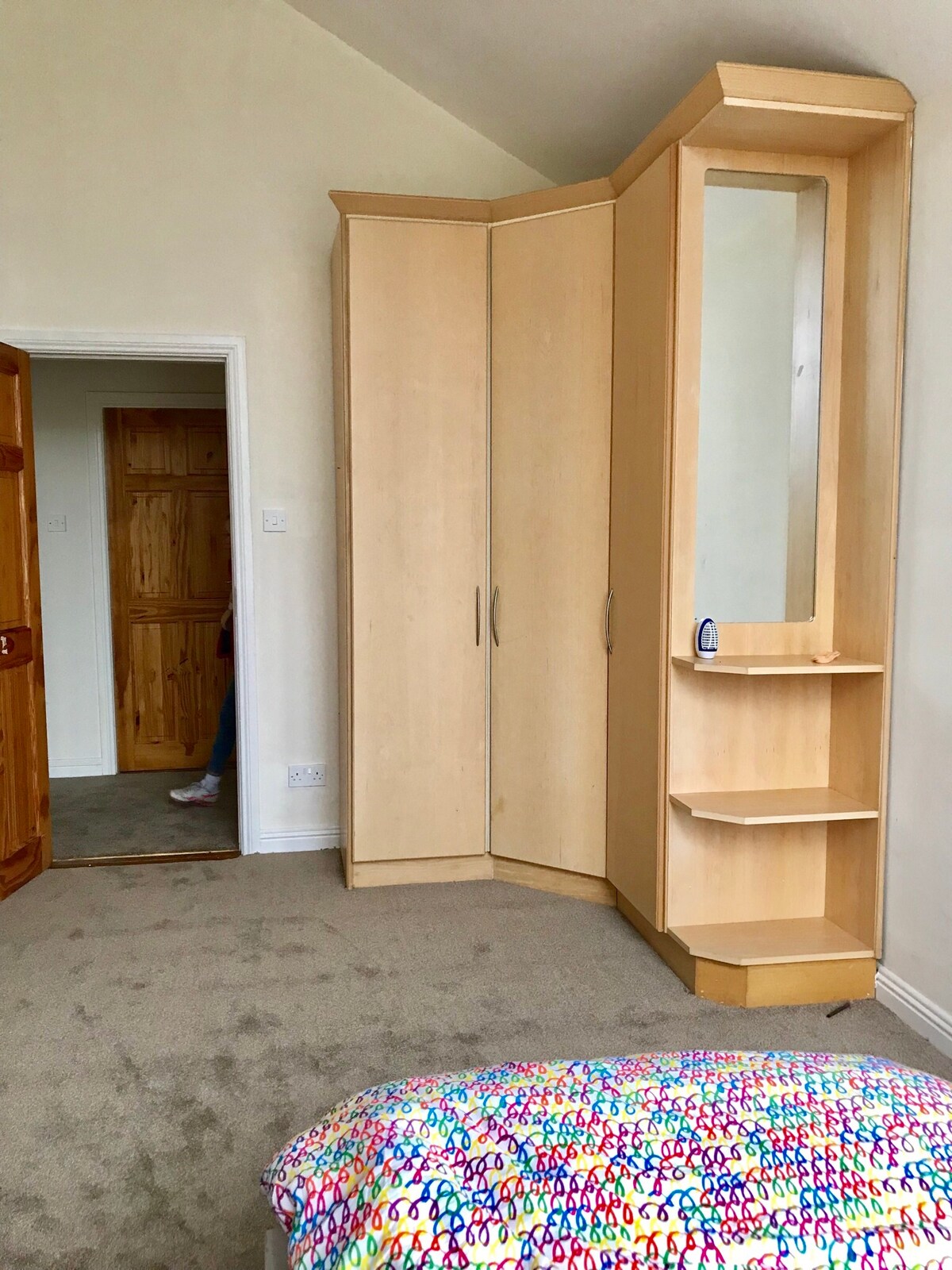 Posteľ 3 vstavané šatníky 