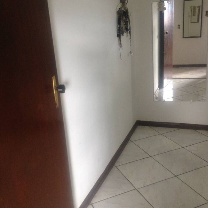 Este é o quarto que tem um espelho, uma cama e uma balança que disponibilizo para os hóspedes.