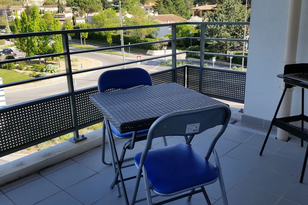 Terrasse 10m² avec table, chaises et barbecue :)