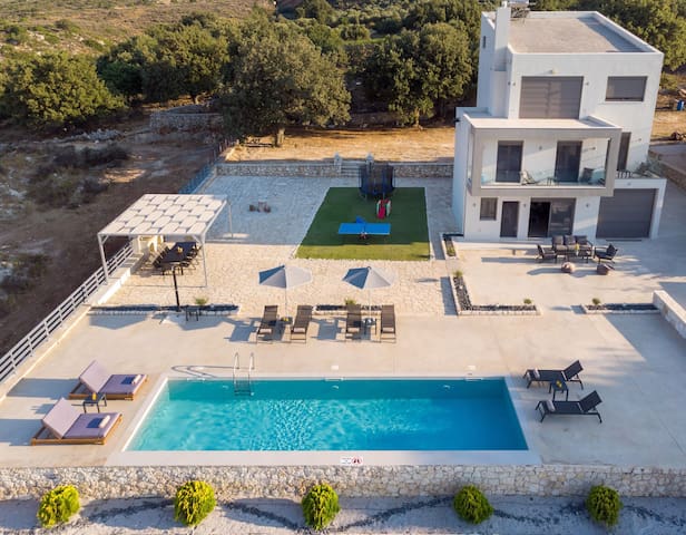 Villa with private pool and sport facilities !