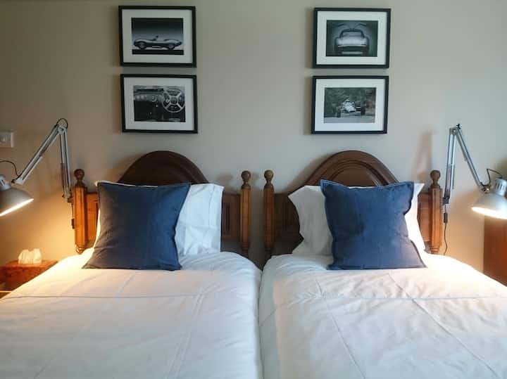 Samostatná posteľ alebo manželská posteľ.