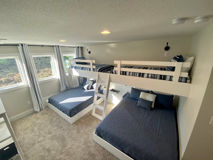 Chambre superposée au-dessus du garage avec salle de bain complète et kitchenette. 