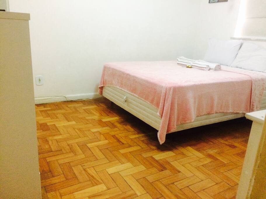 A cama é nova e o quarto é espaçoso, dá pra ficar bem a vontade :)