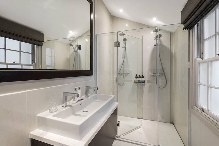 Spectacular Knightsbridge House | Harrods 1 minute gallery image 5