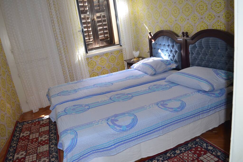 Room 1: king size bed for 2 person/ Camera 1: letto matrimoniale per 2 persone/ Chambre 1: lit king size pour 2 personnes/ Habitación 1: cama king size para 2 personas