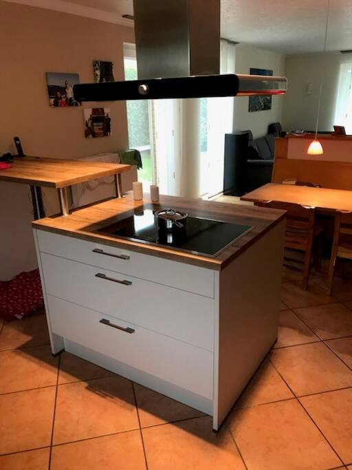 Herd, Töpfe alle da, falls Sie kochen möchten.