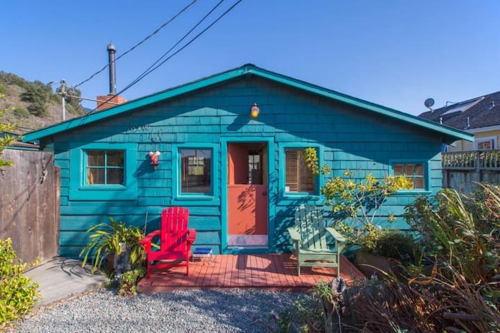 Cute & Colourful Oceanside Retreat w Garden