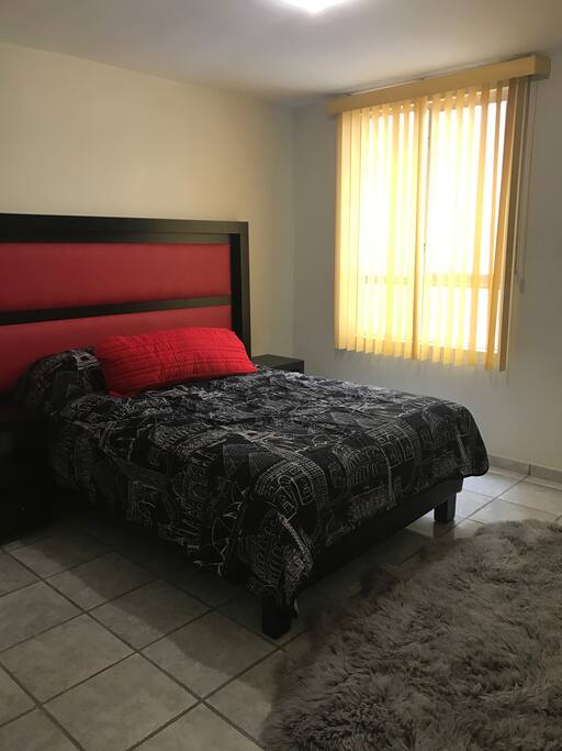 Recámara principal con closet y zapatera. Espacio para maleta y ganchos para colgar ropa.