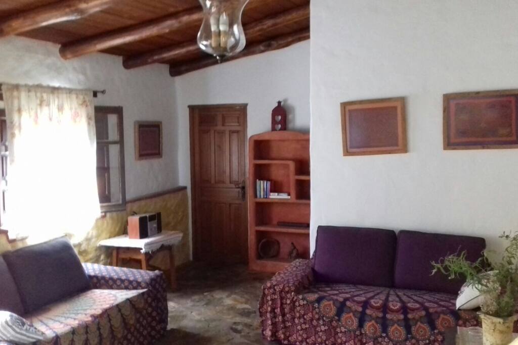 Amplio salón con estufa de leña