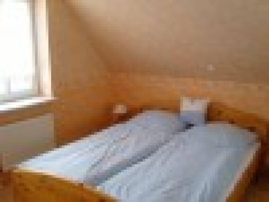 Sepatates Schlafzimmer mit Ehebett.