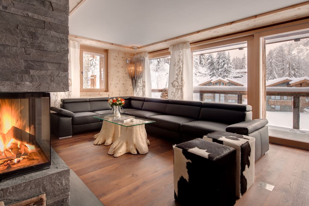 Lounge with open fireplace
